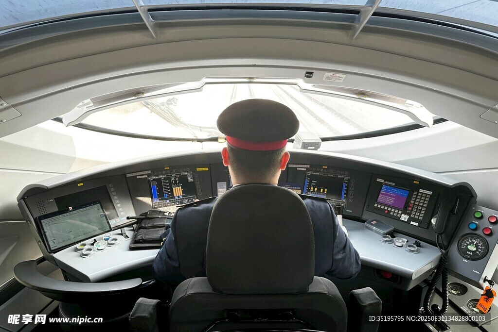 列車司機(jī)專注駕駛駕駛室