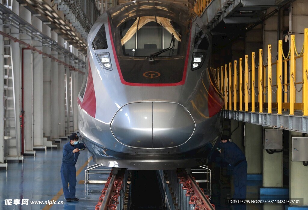 高速列車于檢修車間內(nèi)