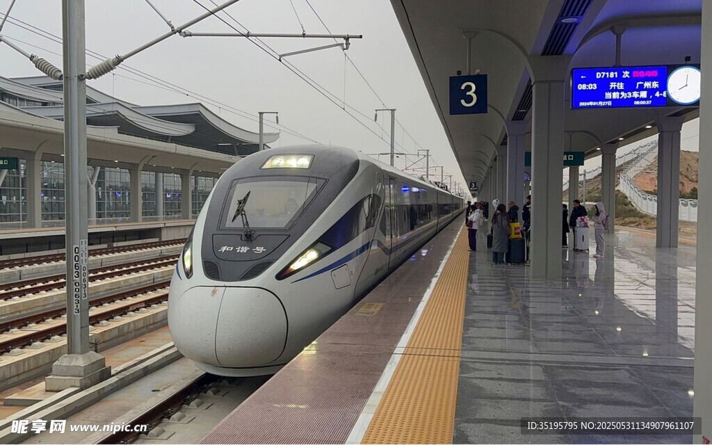 高鐵站臺(tái)上的高速列車