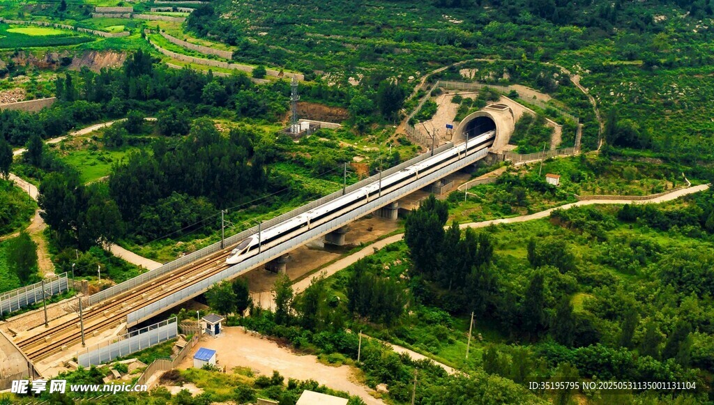 空中俯瞰鐵路穿越綠色山林