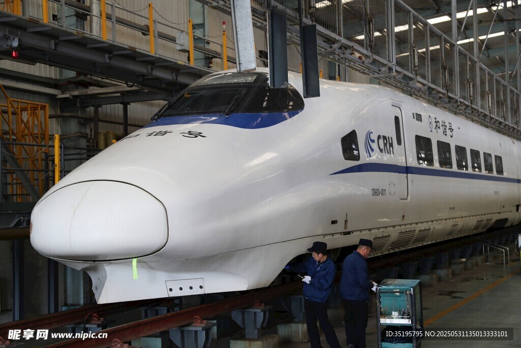 工廠內(nèi)的高速列車檢修場景