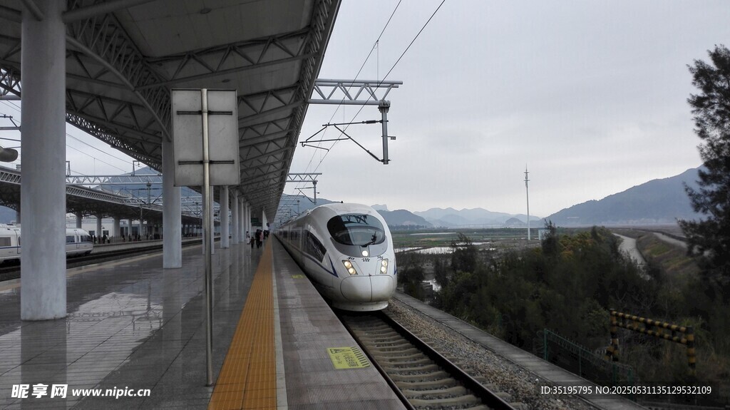 高鐵站臺上的高速列車