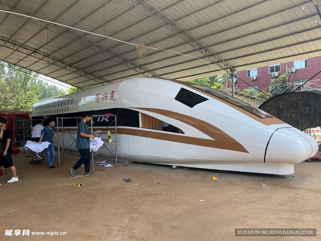 室內(nèi)停放的流線型高速列車