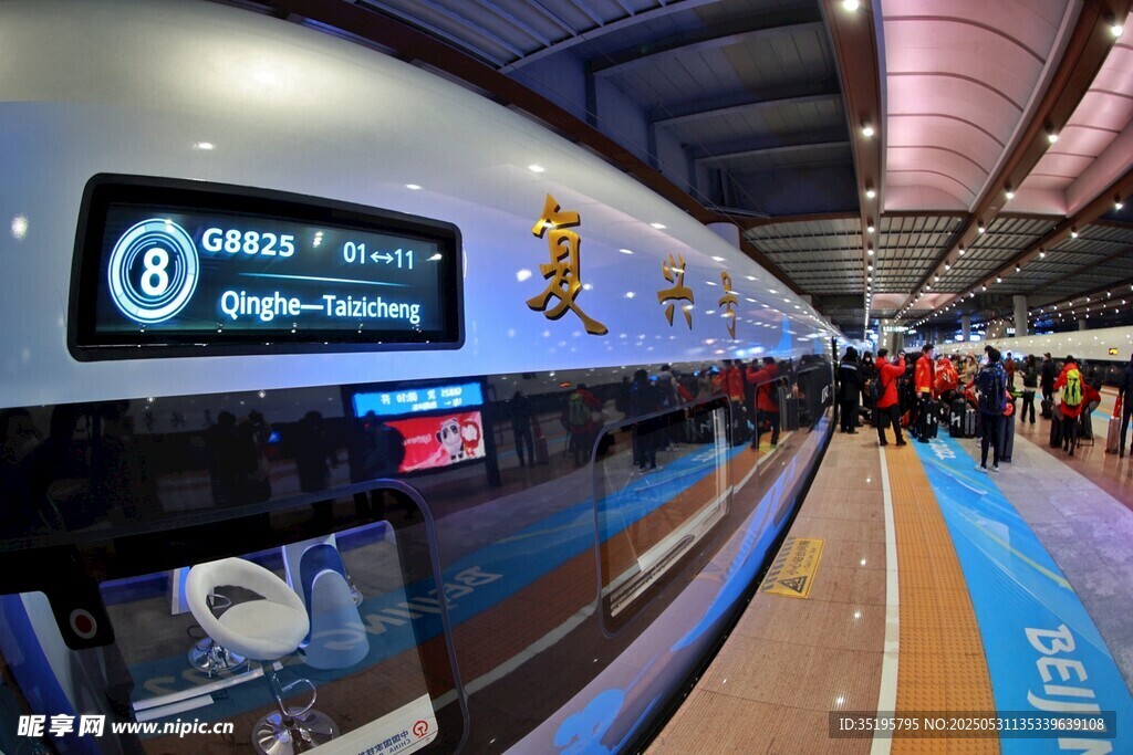 地鐵站內列車停靠場景