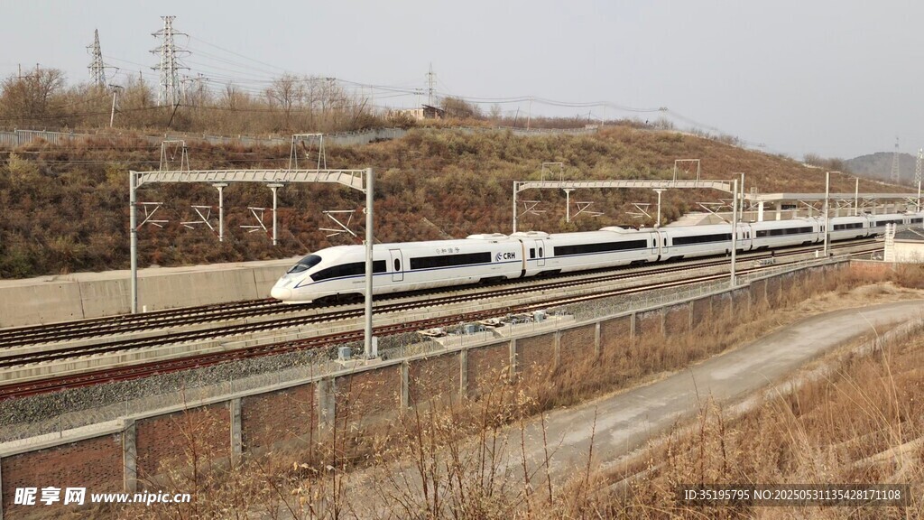 高速列車行駛于開闊地帶