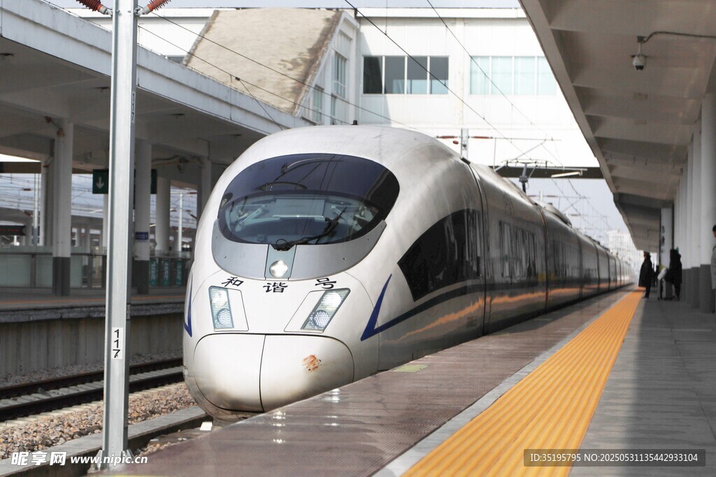 高鐵站臺上的高速列車