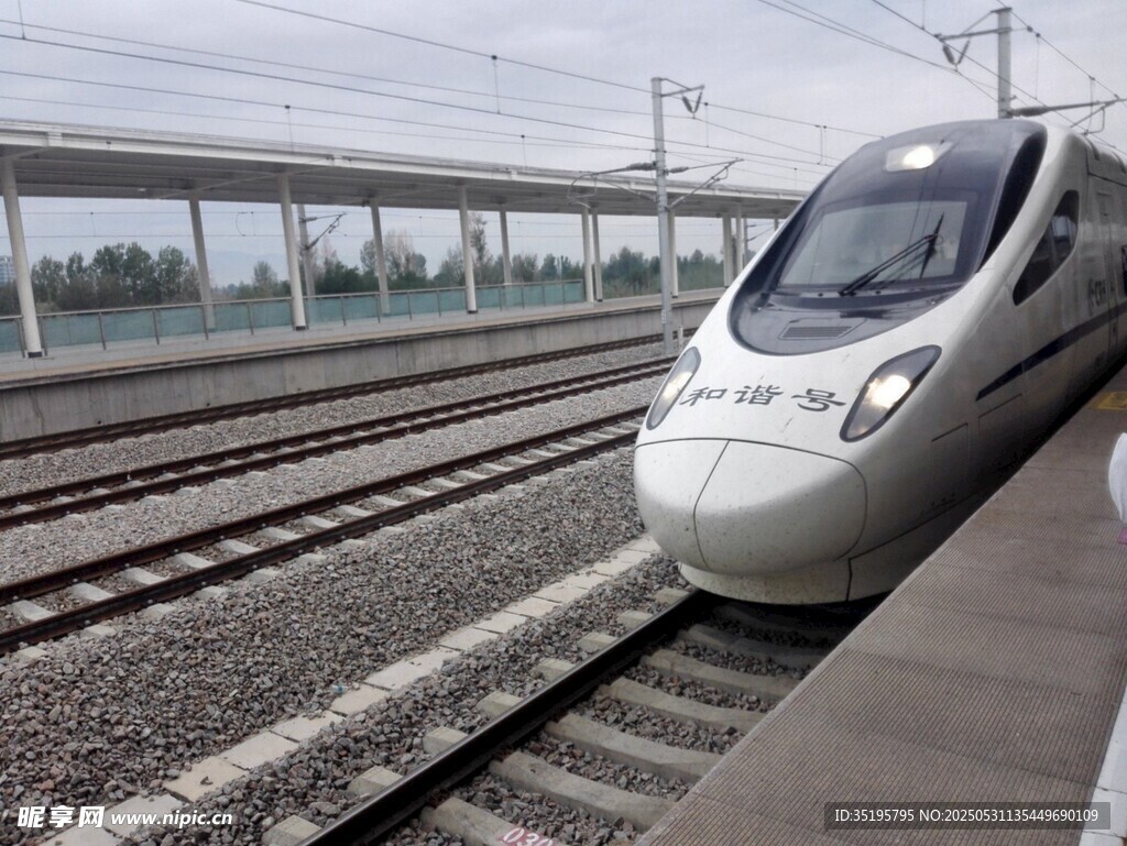 高速列車停靠在鐵軌旁