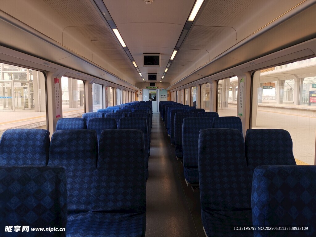 列車車廂內(nèi)的藍色座椅布局