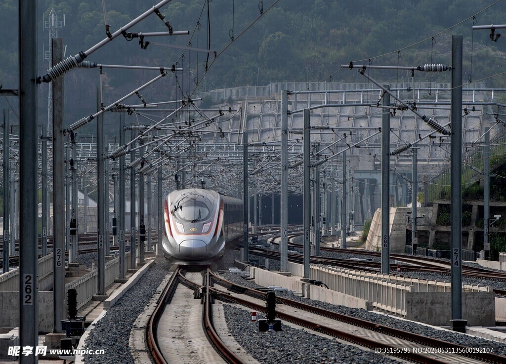 高速列車穿梭于架空線路間