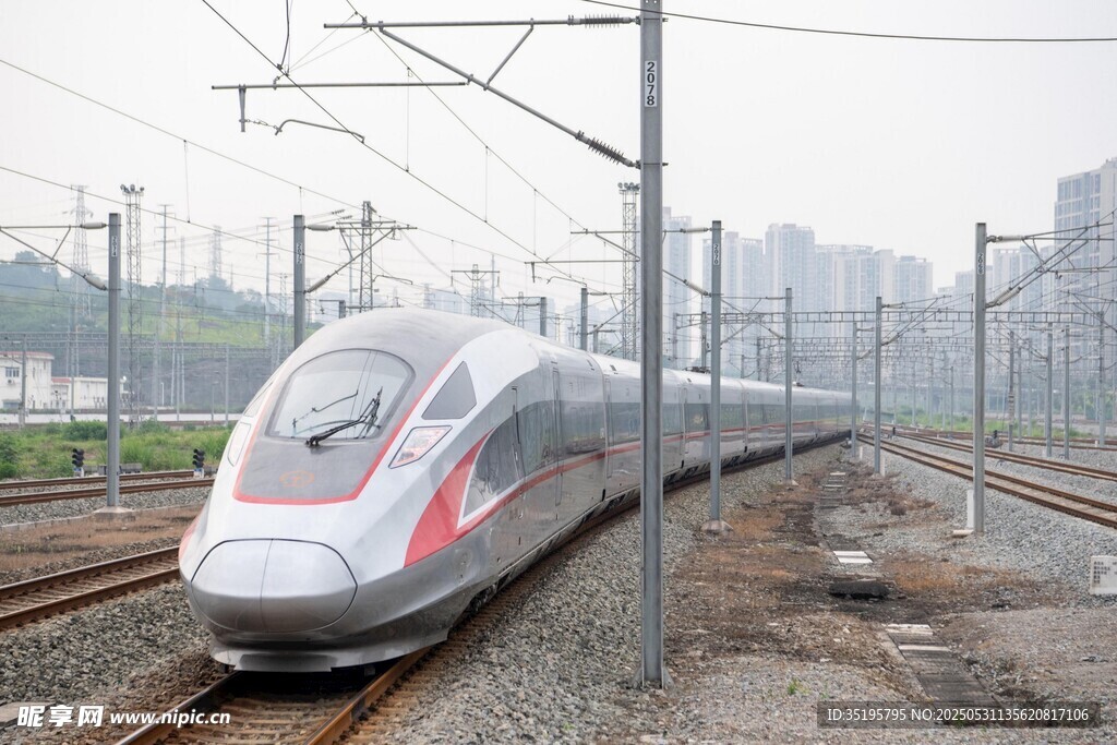 高速列車行駛在城市鐵軌間