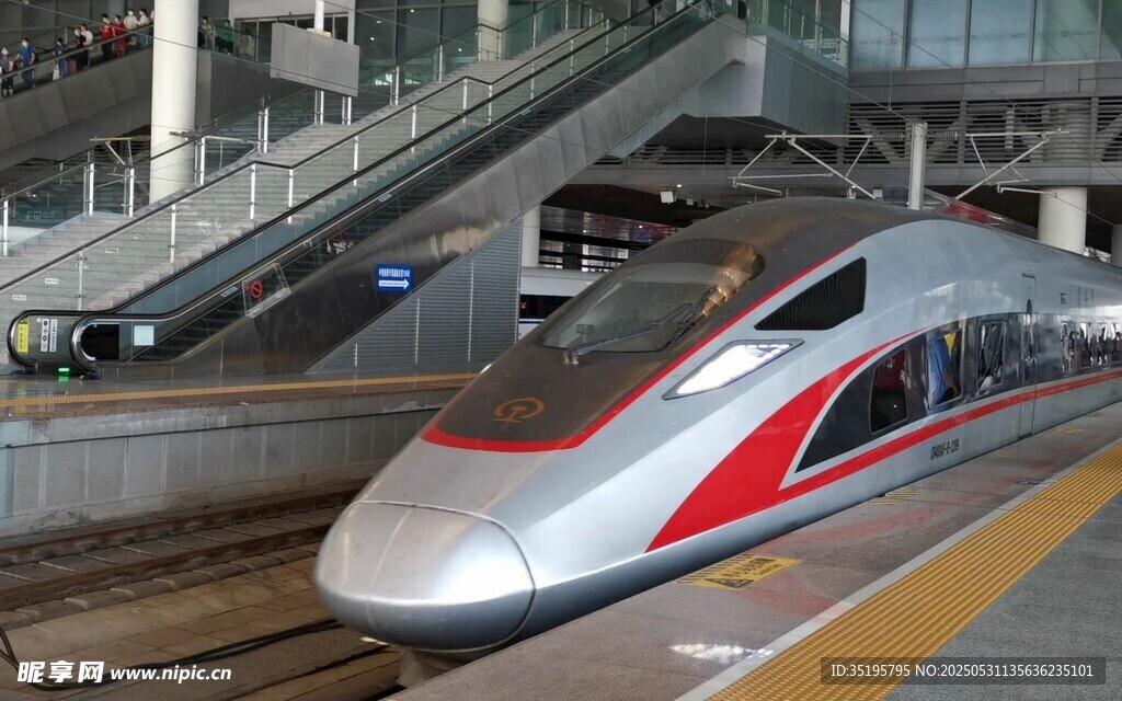 高速列車停靠現代化車站