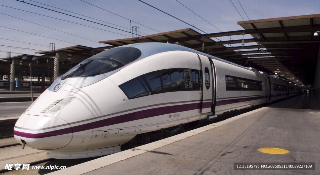 高鐵站臺(tái)上的高速列車