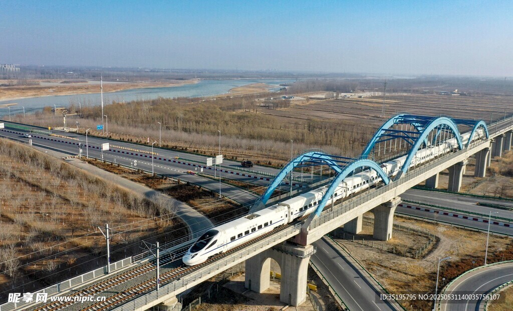 高速列車行駛于高架橋
