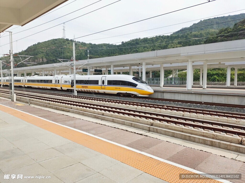 高鐵站臺(tái)上的高速列車