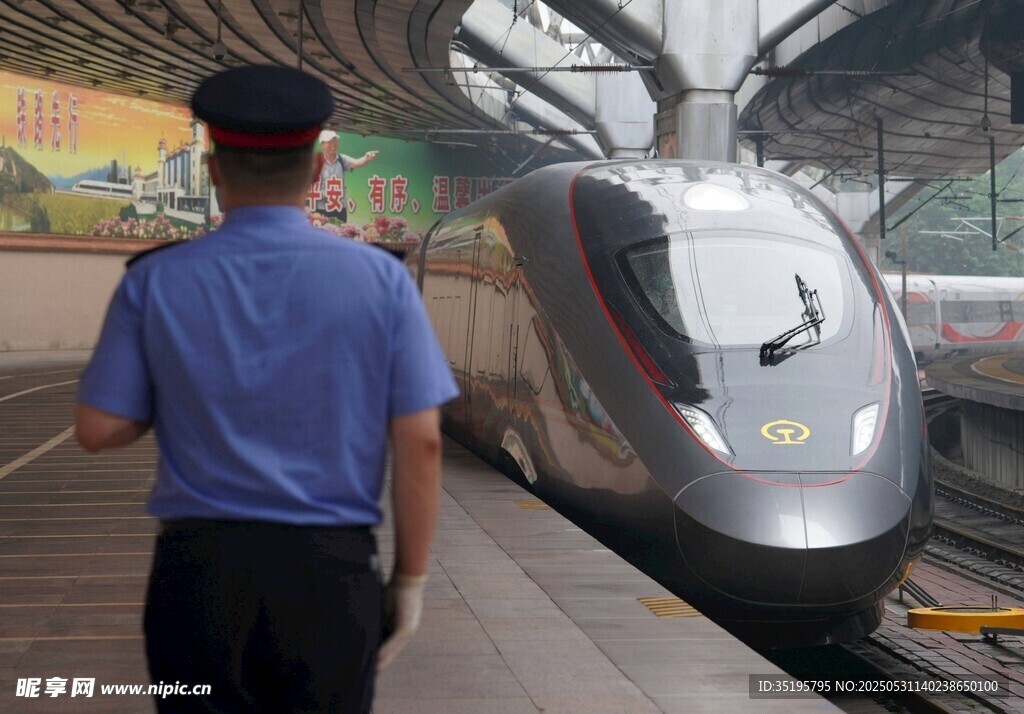 鐵路工作人員守護高鐵列車