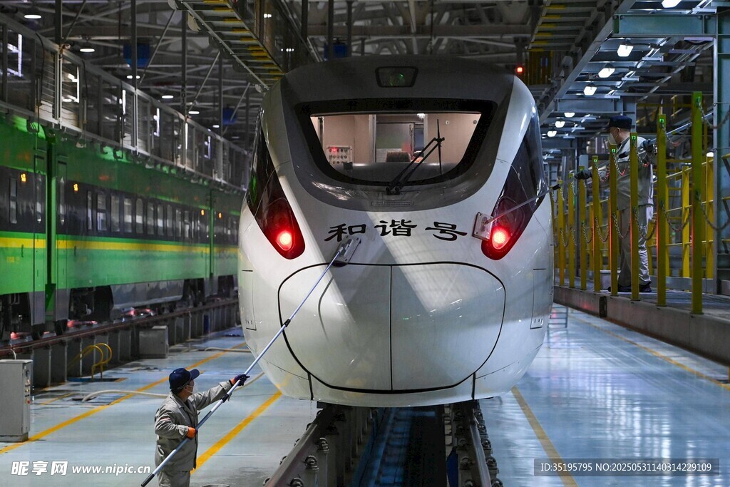 高鐵列車于工廠內(nèi)整裝待發(fā)