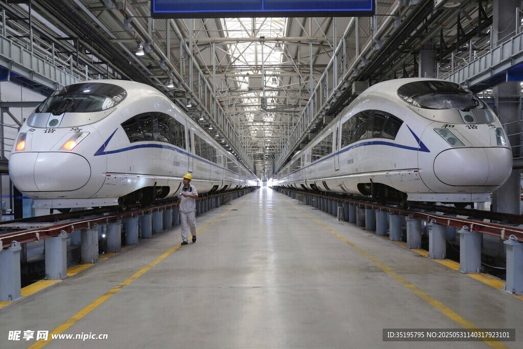 高鐵列車于工廠整齊排列