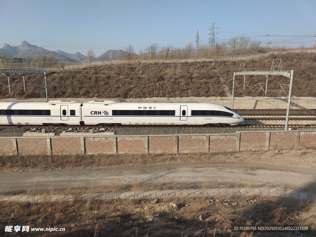 高速列車行駛于開闊地帶
