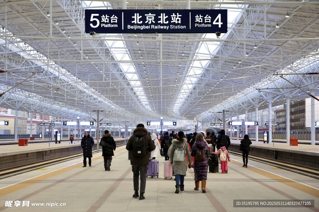 地鐵站內行人匆匆景象