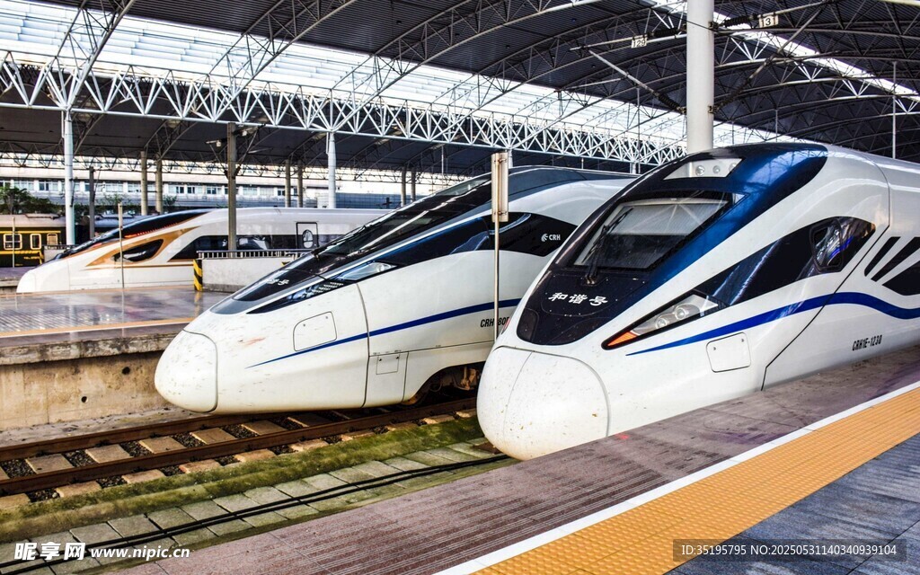 高鐵站臺上的高速列車
