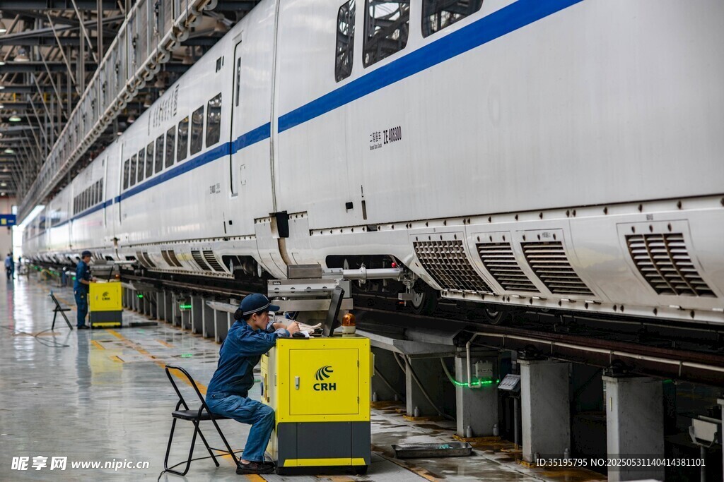 車間內工人檢修高速列車