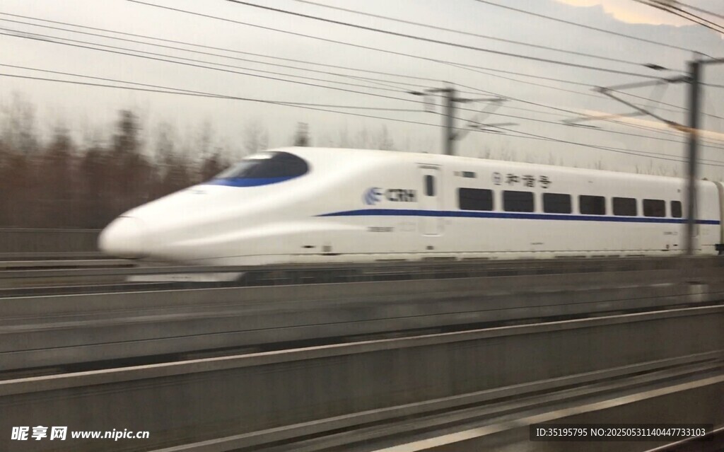 高速行駛的現代化白色列車