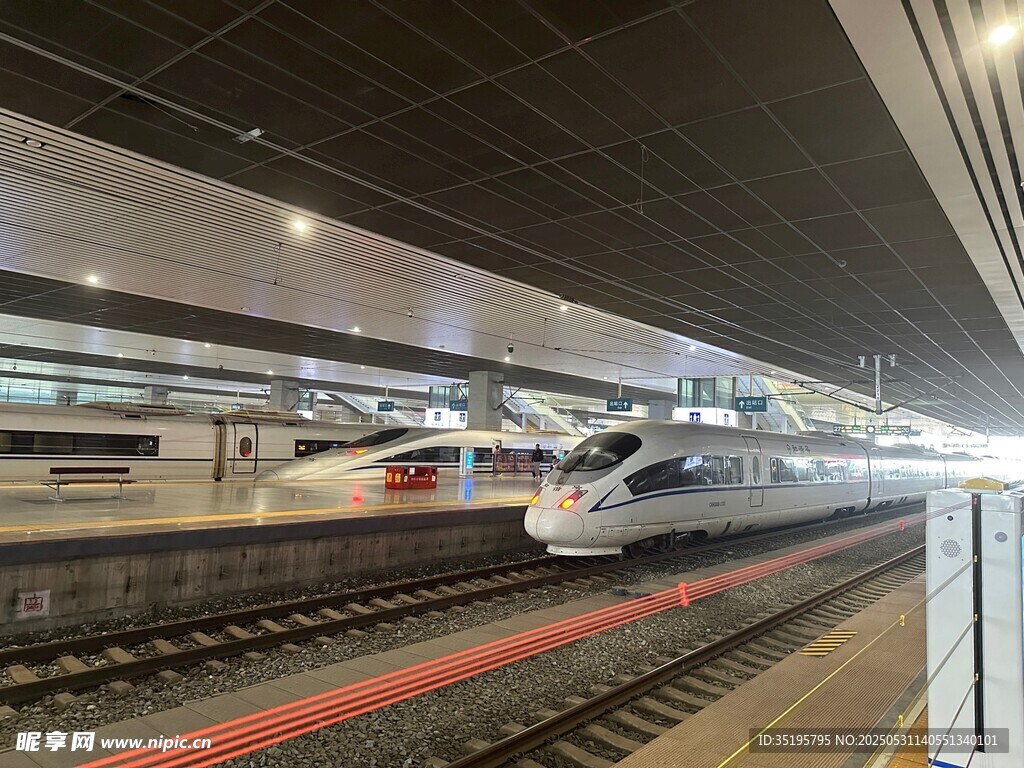 高鐵站臺上的高速列車