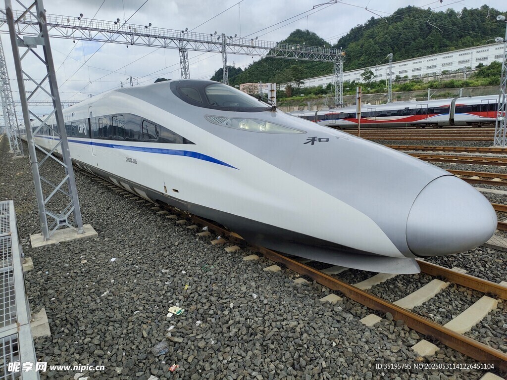 高速列車停靠在鐵軌旁