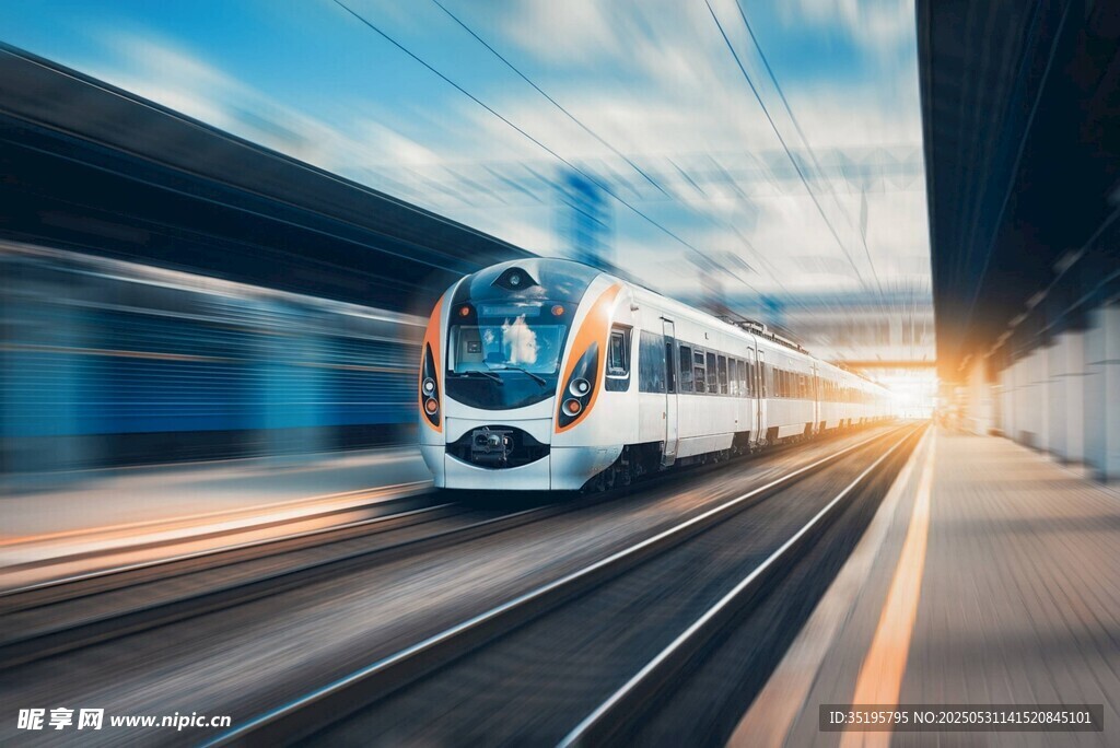 高速行駛的現(xiàn)代化地鐵列車