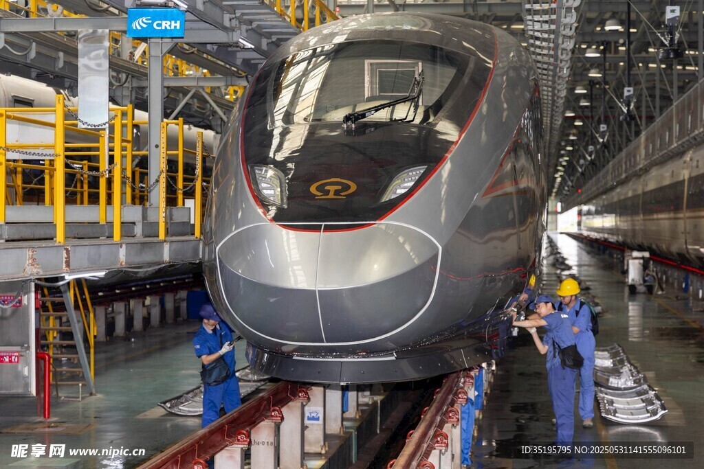 地鐵列車(chē)在車(chē)間進(jìn)行檢修