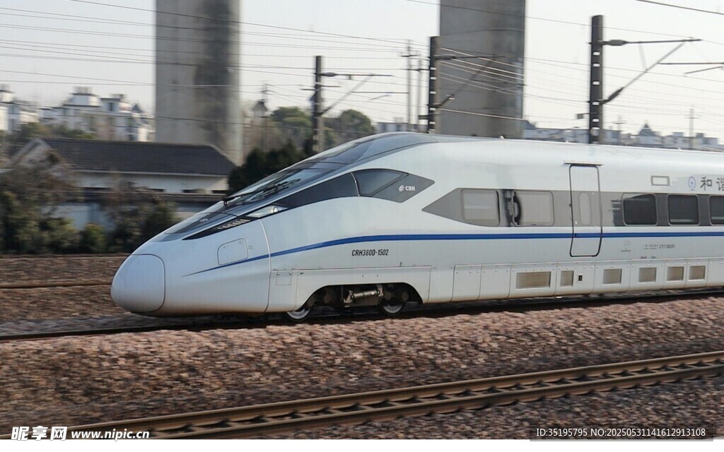 高速列車行駛在鐵軌上