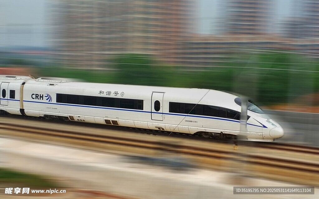 高速行駛的現代化高鐵列車