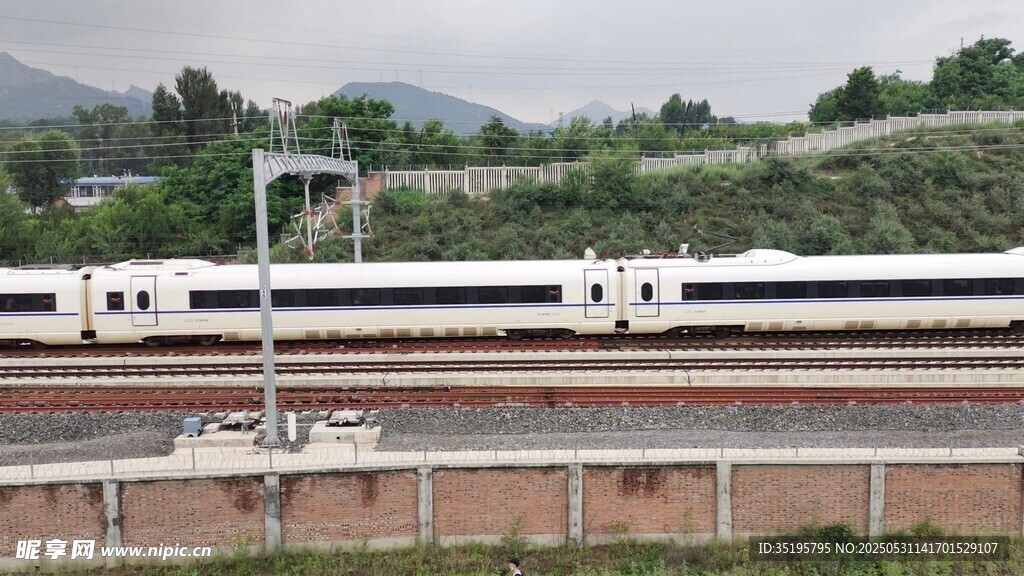 高速行駛的現代化白色列車