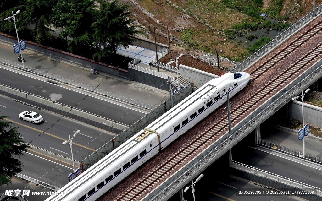 高架上行駛的現代化列車
