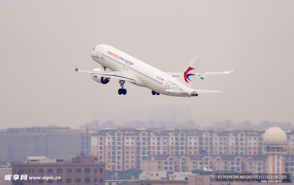 飛機起飛于城市上空