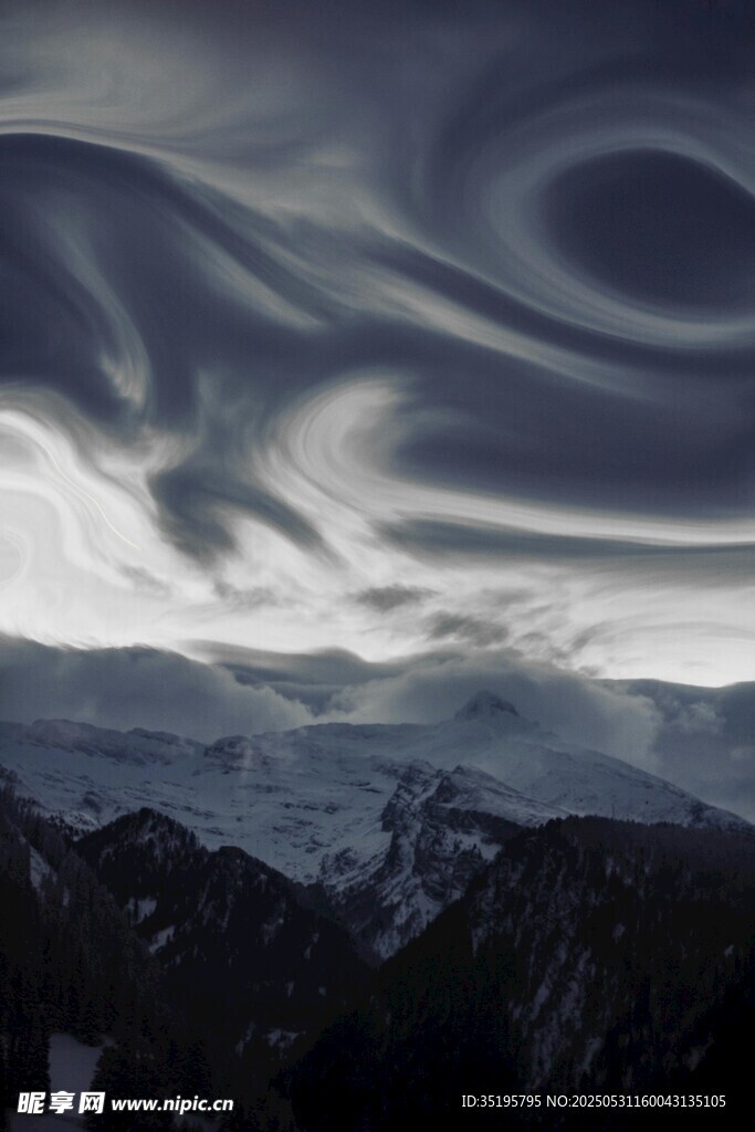 壯觀云海下的雪山美景