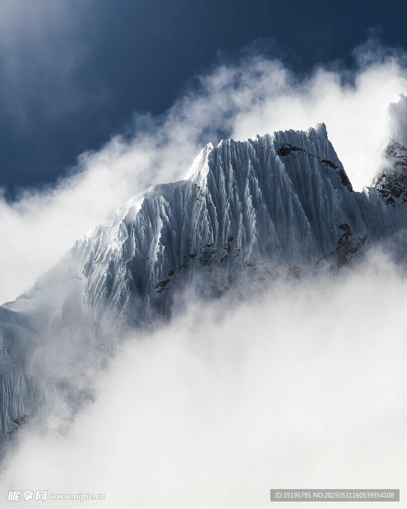 云霧繚繞的巍峨山峰