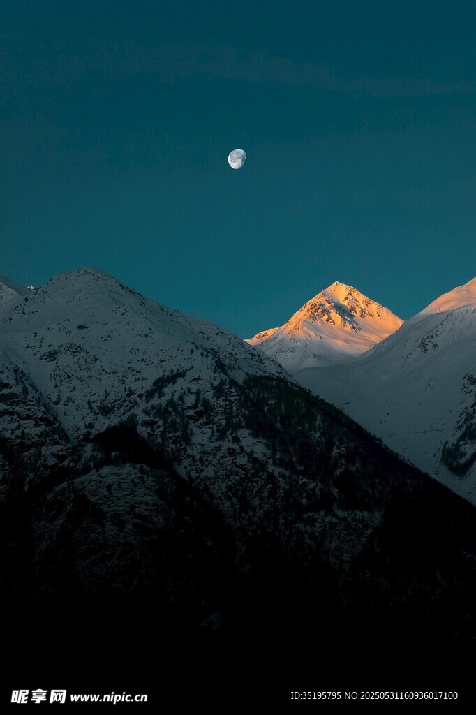 月夜雪山美景