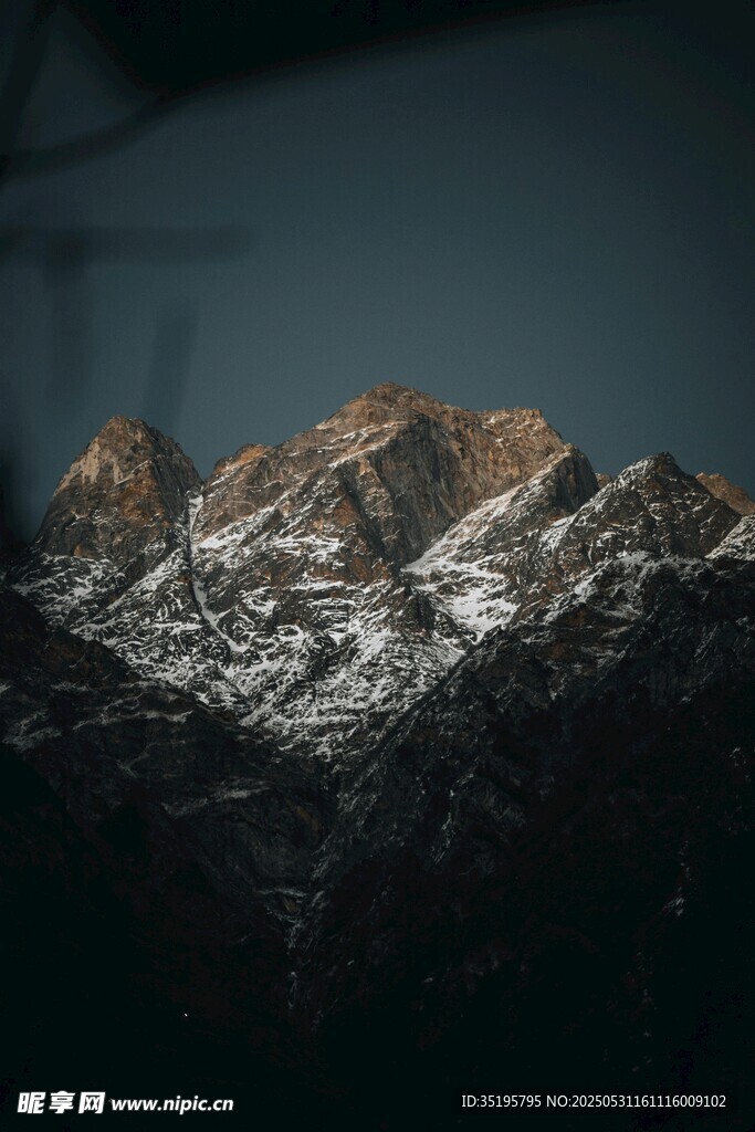 巍峨雪山壯麗景致