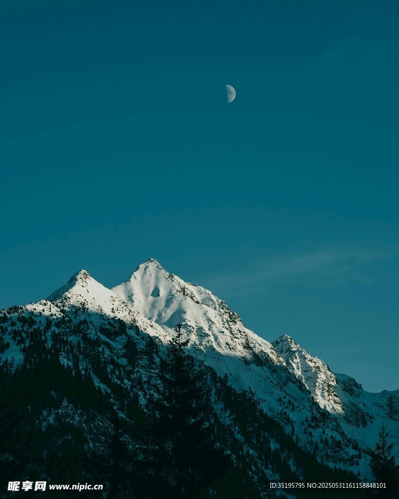 雪山之上的彎月美景