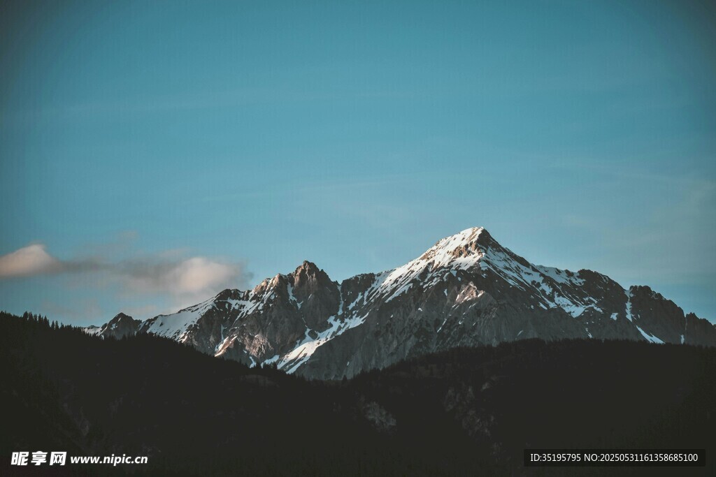 巍峨雪山藍天美景