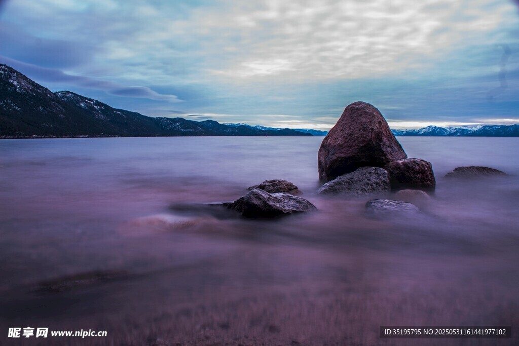 湖畔暮色中的孤石美景