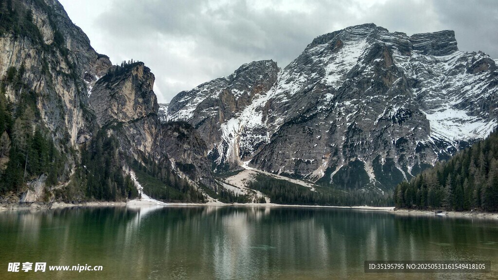 高山湖泊壯麗自然景觀