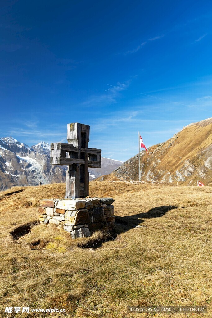 高山上的十字架地標(biāo)