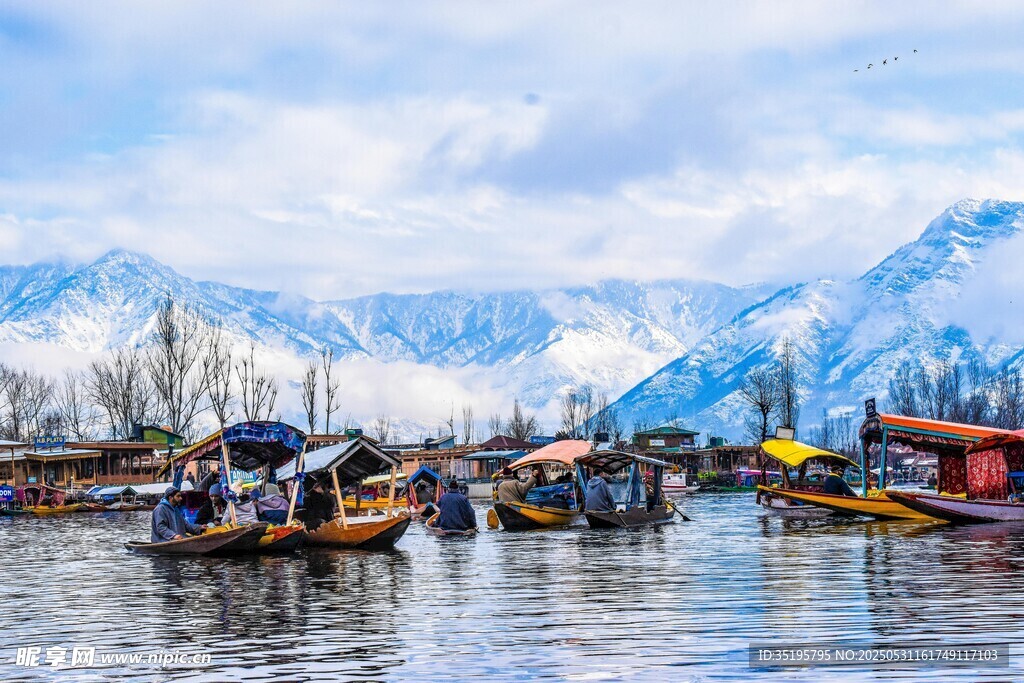 克什米爾湖景與彩色船只