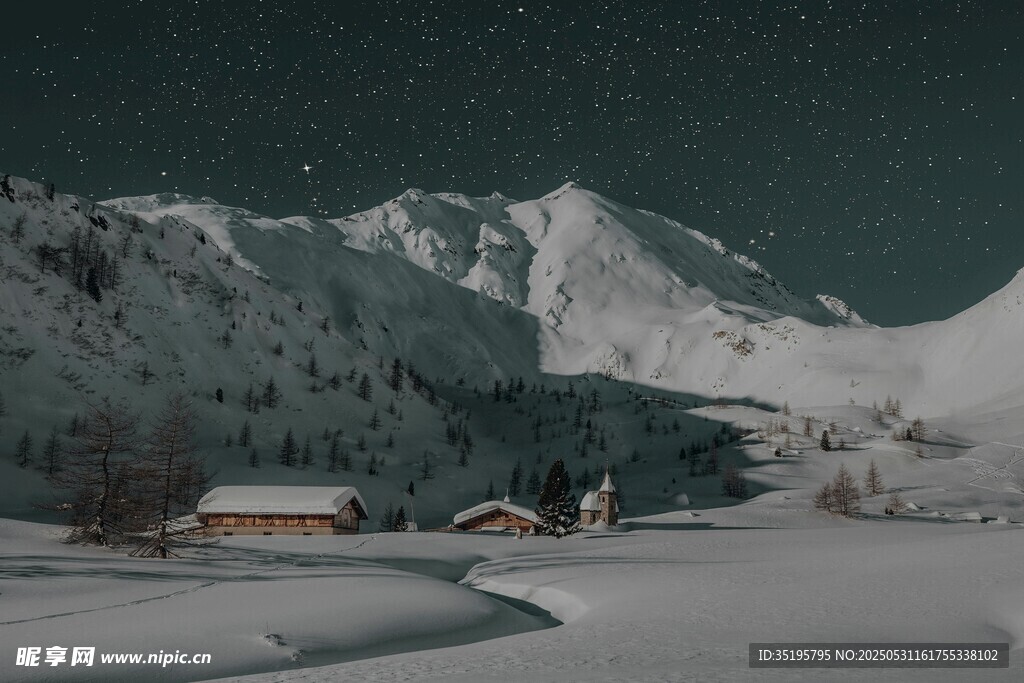 雪夜中的靜謐山間景象