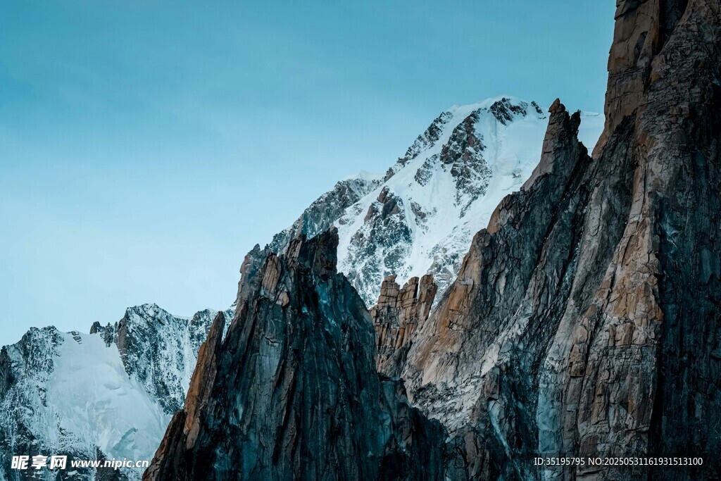 巍峨雪山壯麗山峰景觀