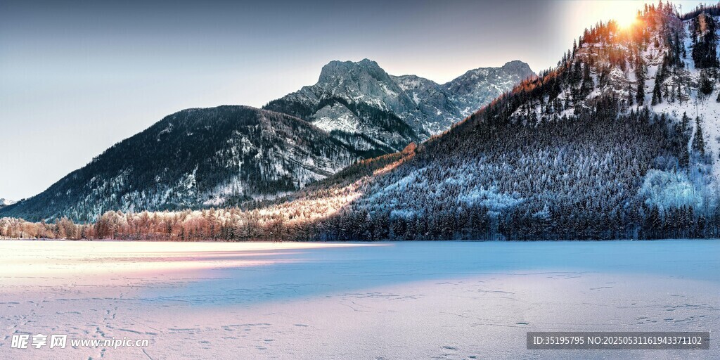 雪山下的寧靜冰封湖面