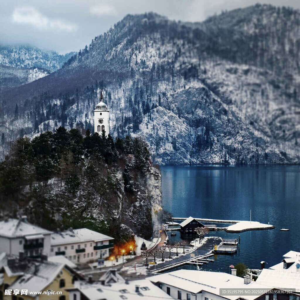 冬日湖畔雪山小鎮美景