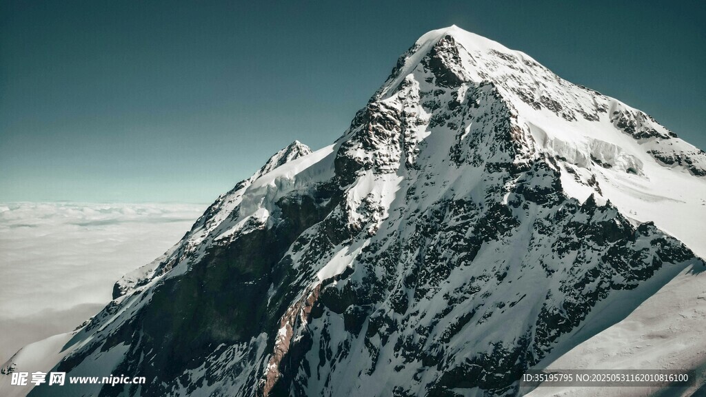巍峨雪山之巔壯麗景觀